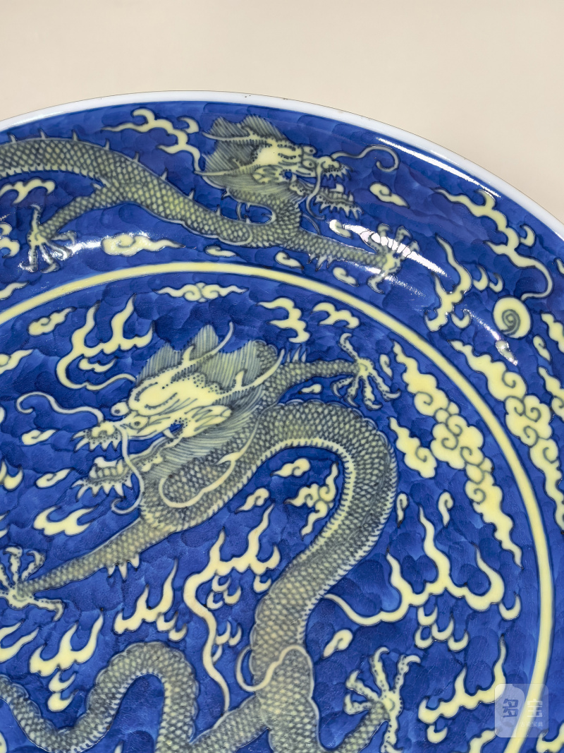 清乾隆 青花地黄彩云龙纹盘一对 - 图6